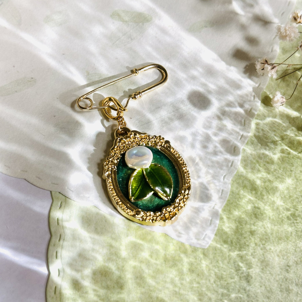 2-in-1 Vintage White Bloom in Frame Brooch