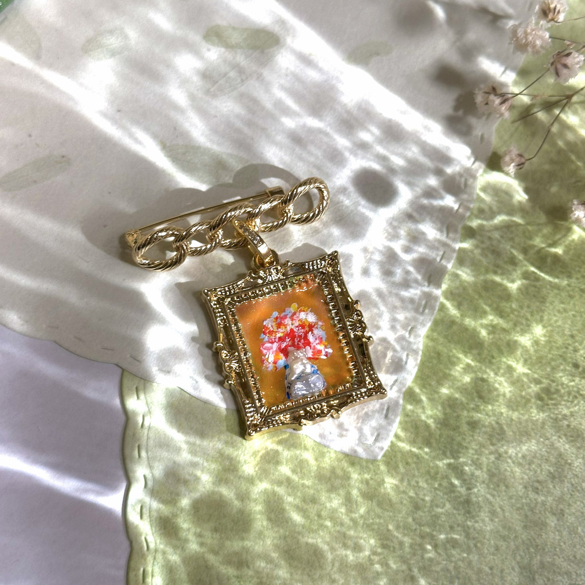2-in-1 Vintage Pearl Vase in Frame Brooch