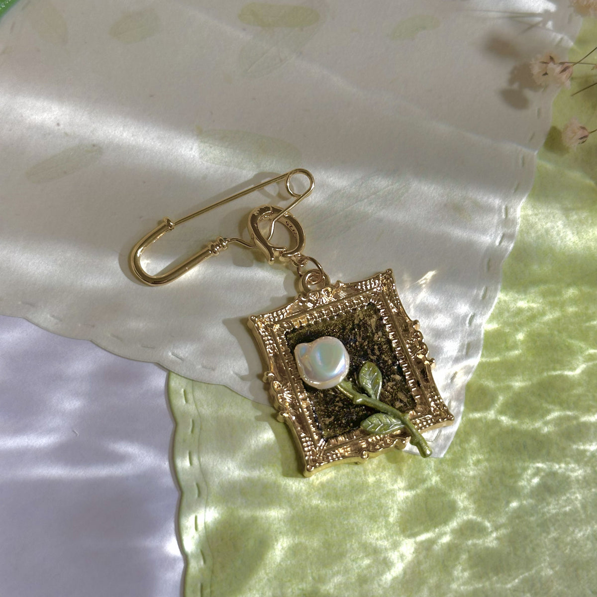 2-in-1 Vintage White Rose in Frame Brooch