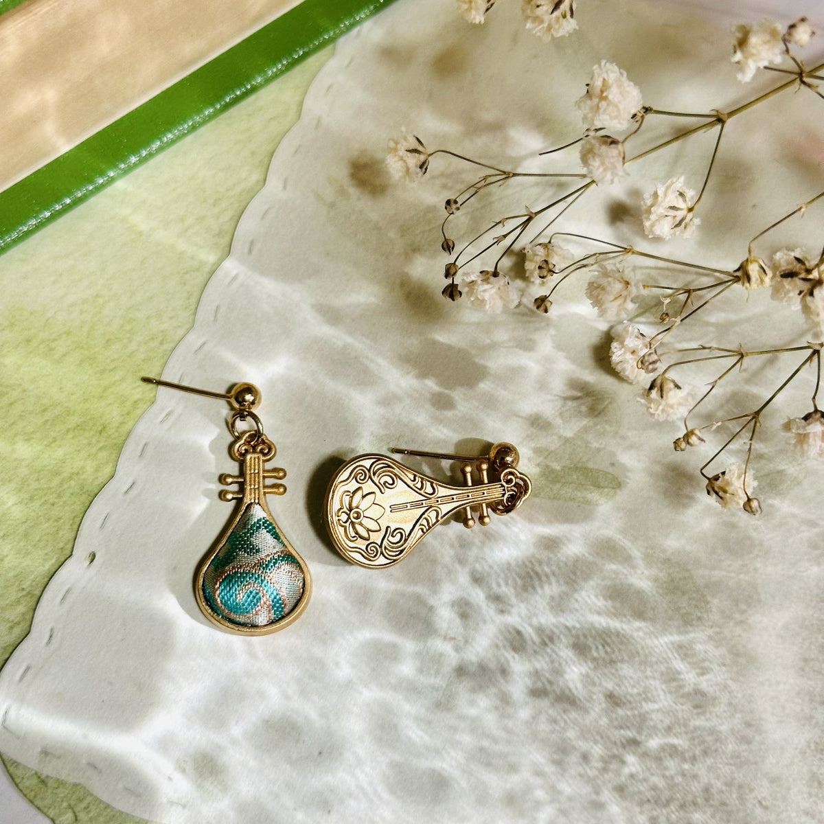 Azure Pipa-shaped Earrings